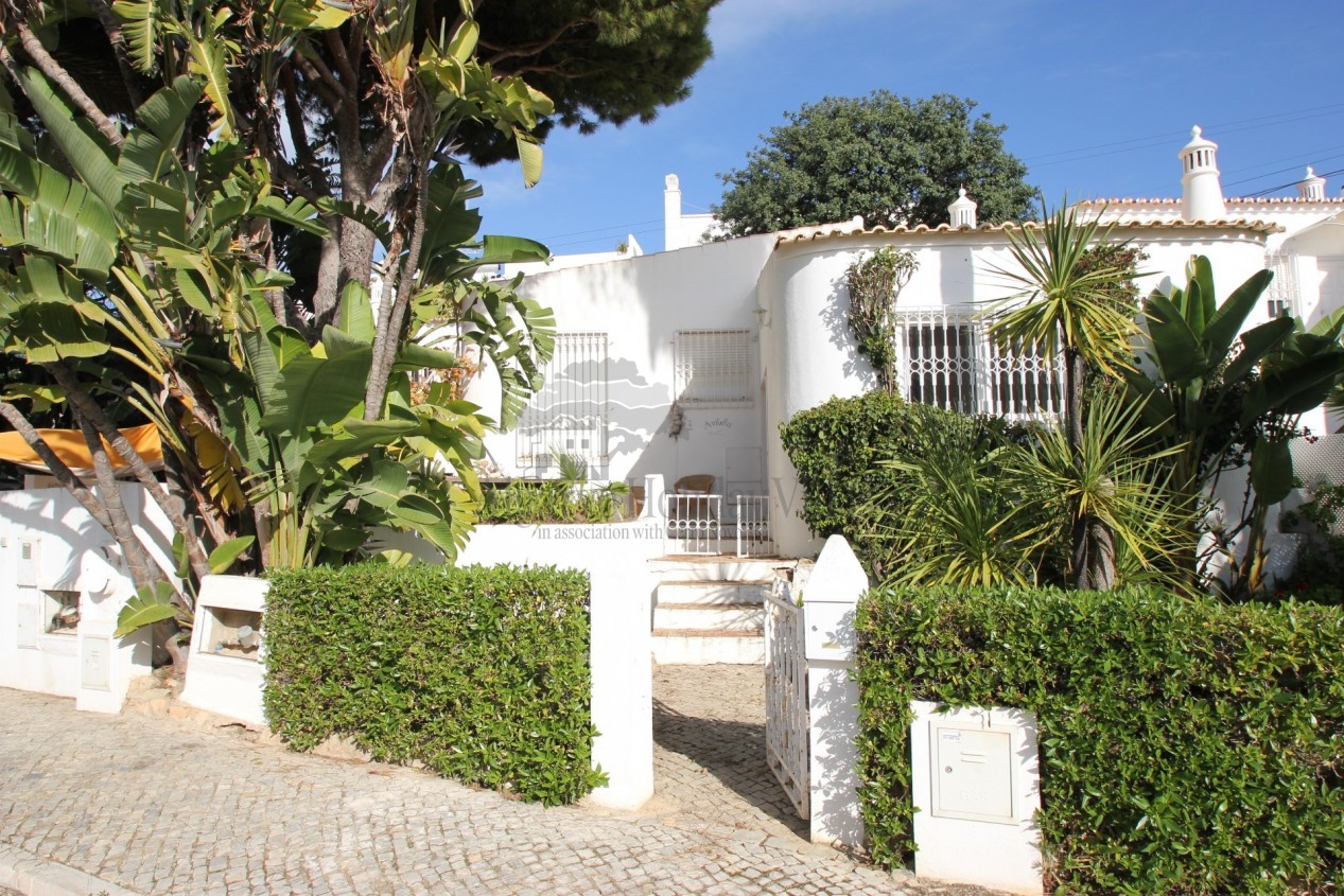 Lovely 2  Bed Bungalow, with Tranquil gardens, 600m from sea with A/C