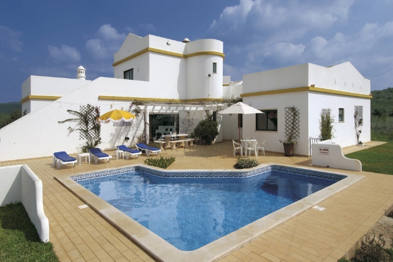 4 Bedroom villa with pool, wifi and air con with countryside views