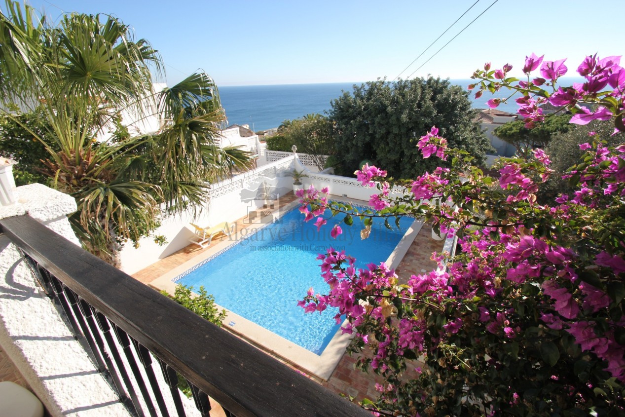 Lovely 3 Bedroom Villa with large pool and stunning sea views