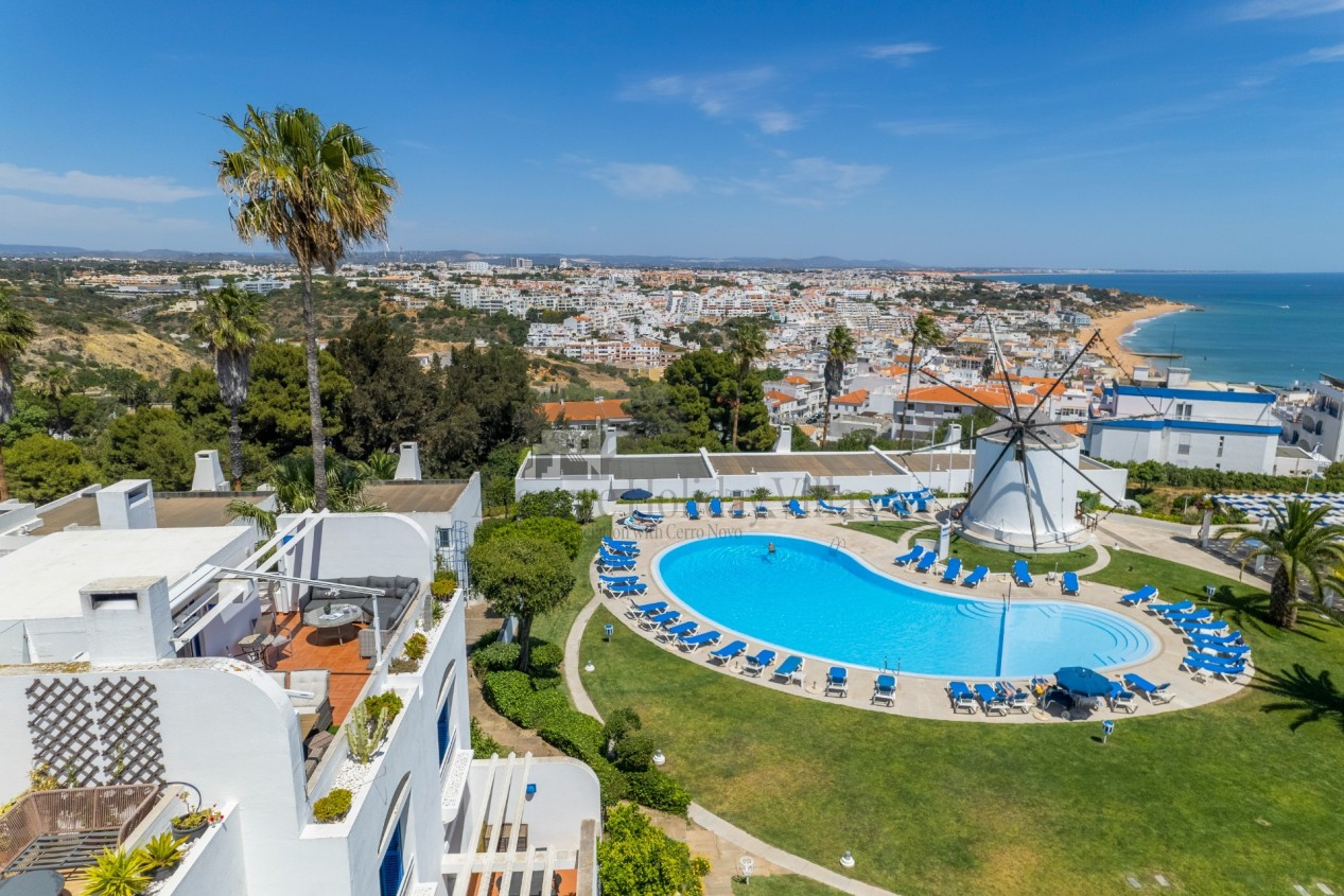 Stunning penthouse Windmill Hill apt with panoramic sea views, air con