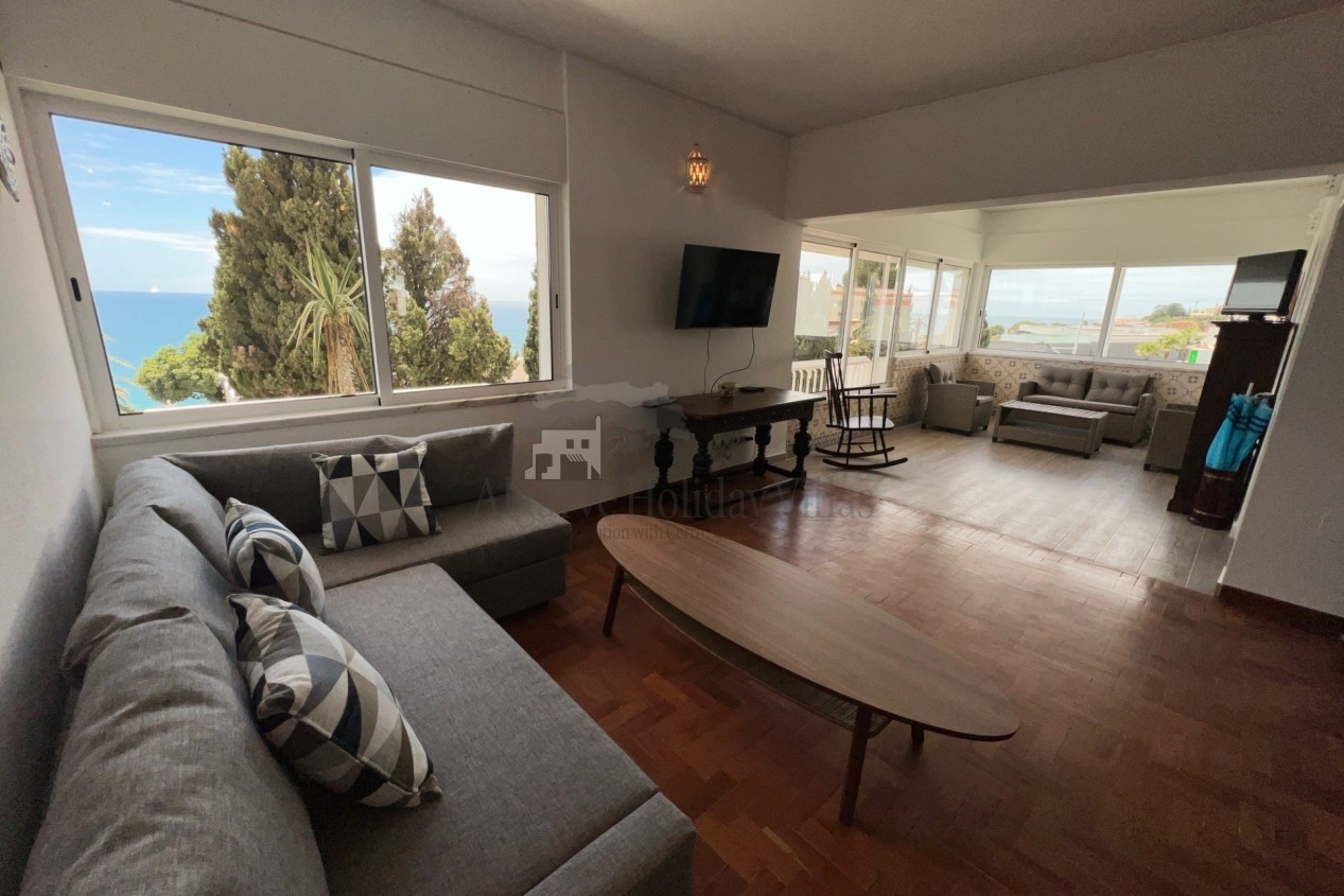 Spacious 2 bedroom apartment with panoramic sea views, A/C in main bedroom.