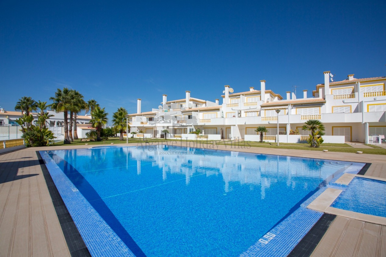 Spacious 3 bed apt, with a/c, wifi, comm pool/tennis courts close to Gale beach