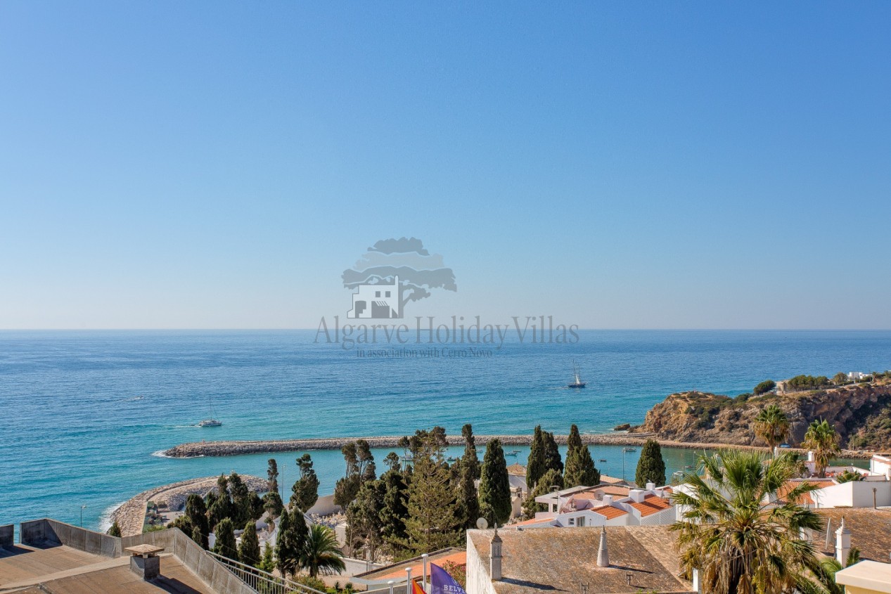 Beautiful penthouse 2 bed apt with Stunning panoramic sea views close to beach and town