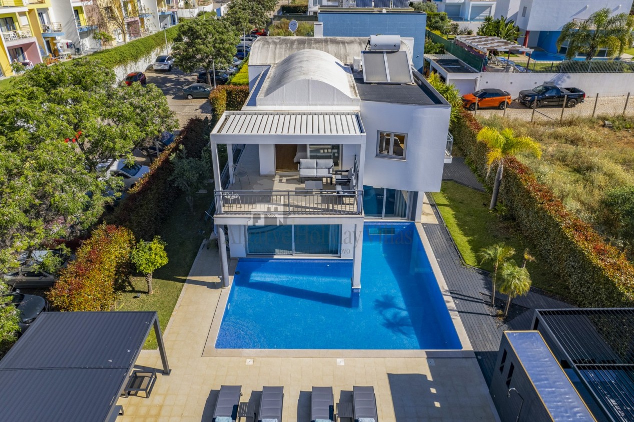 Beautiful, modern,spacious 4 bed villa with pool, games room, 2 mins from marina