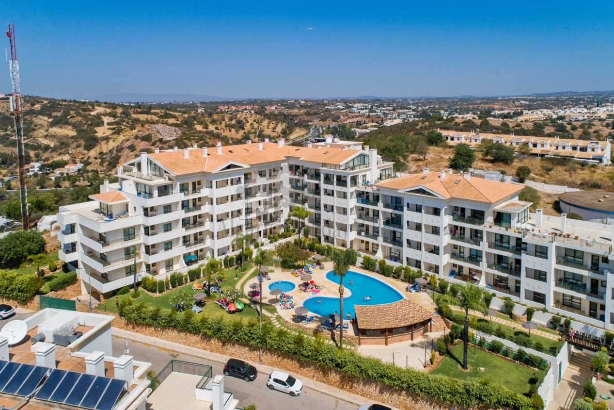 Spacious 2 bed 2 bath apartment, sea views, close to the Old Town