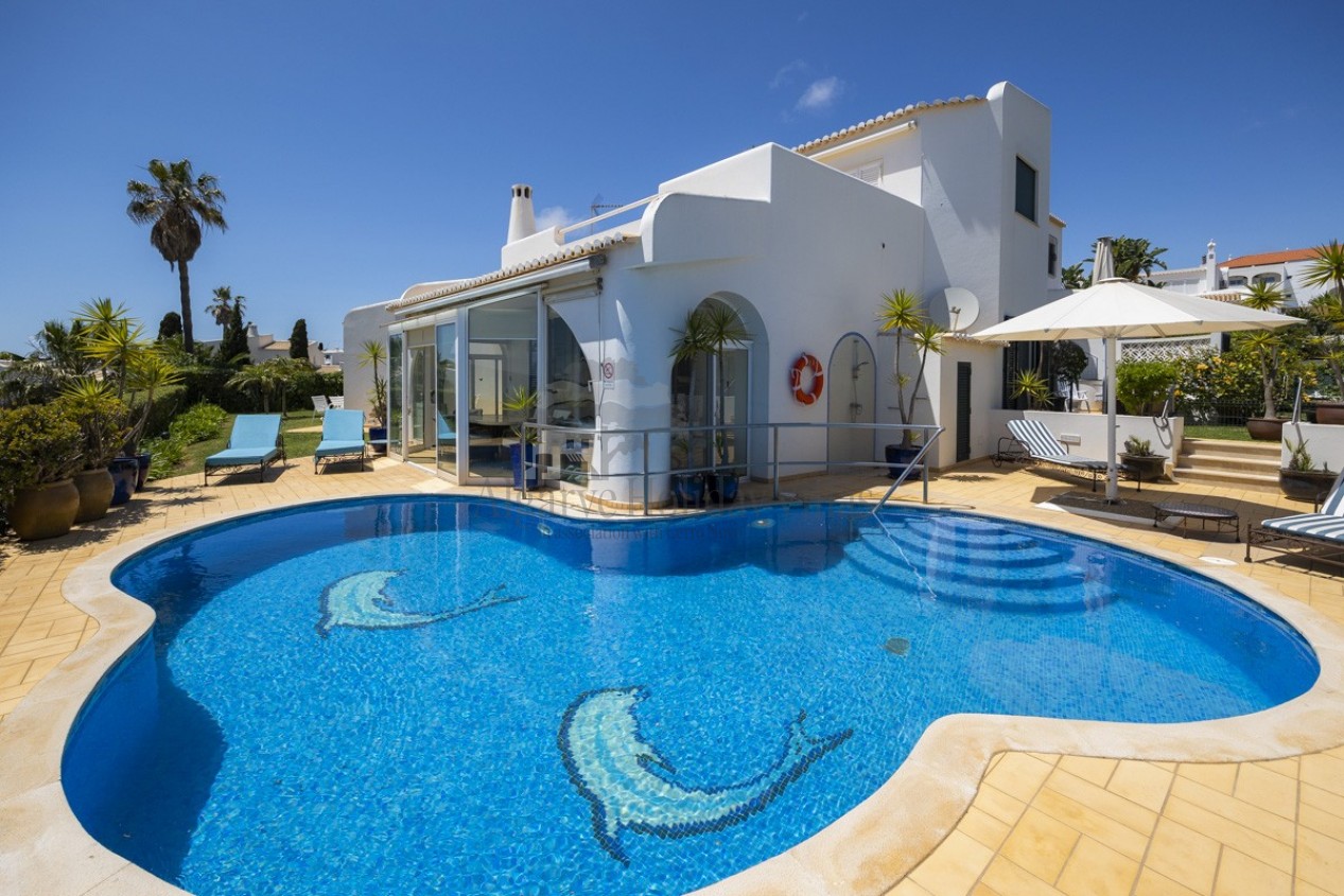 Stunning, spacious 4 bed Villa, 500 m from Sea