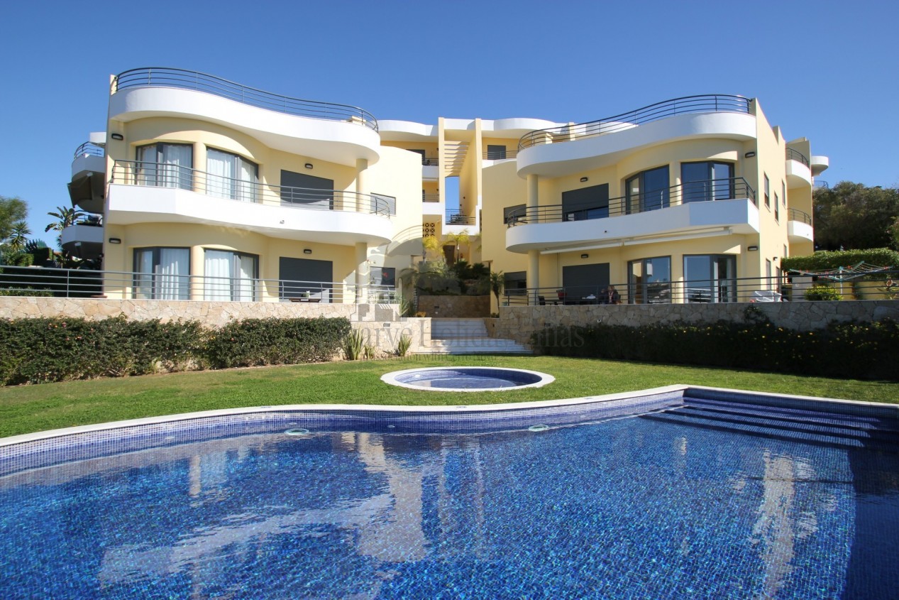 Lovely 2 bedroom apartment with  FREE air con and wifi, sea views