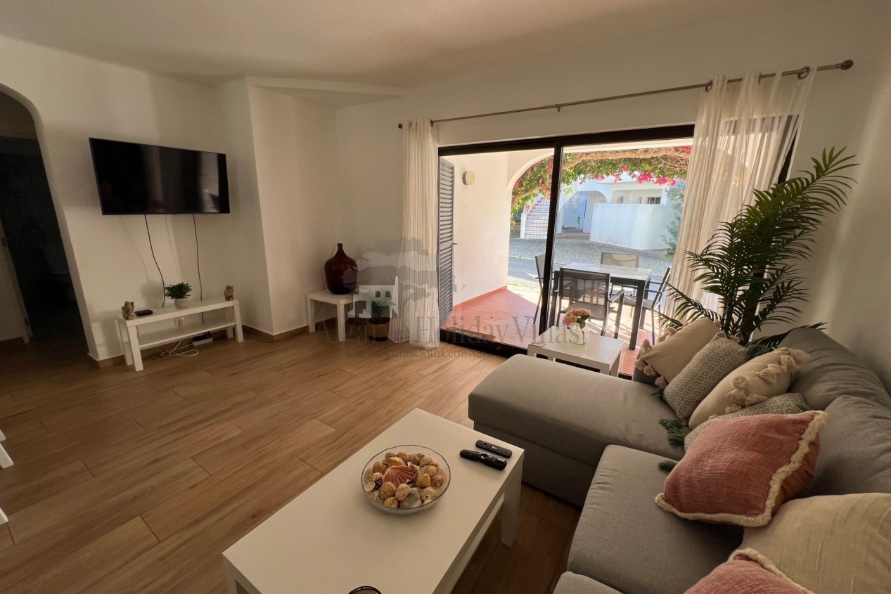 Stunning 2 bed ground floor apt in Sao Rafael A/C - 5 mins from beach